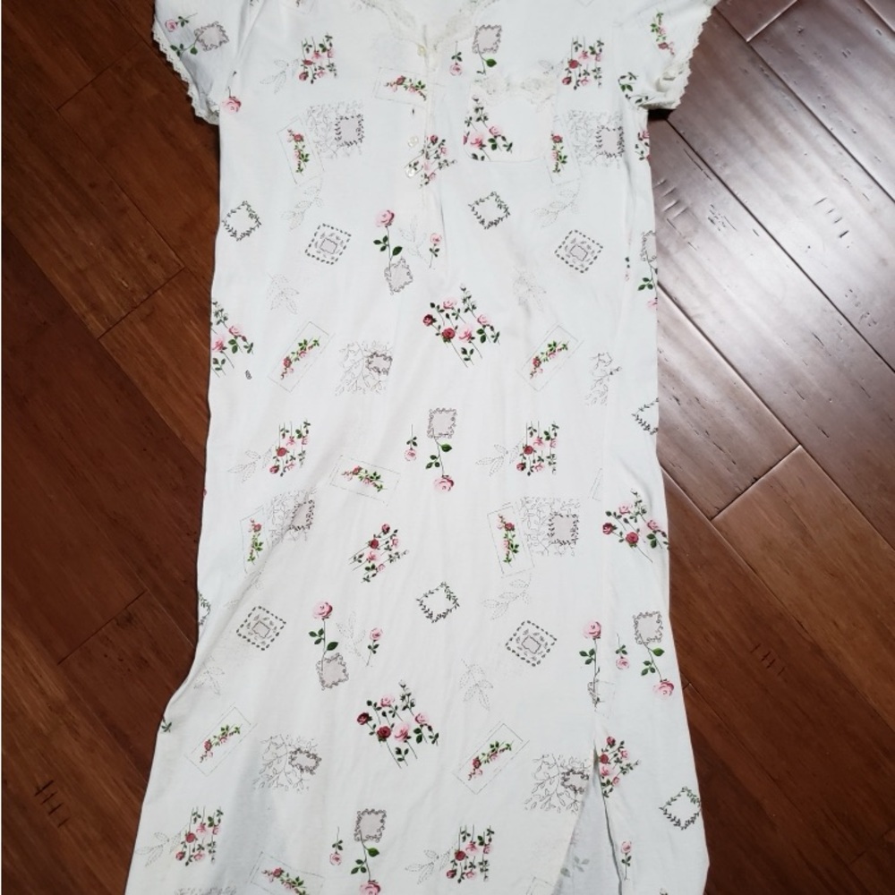 Vintage Bali Studio mid-length size small nightgown